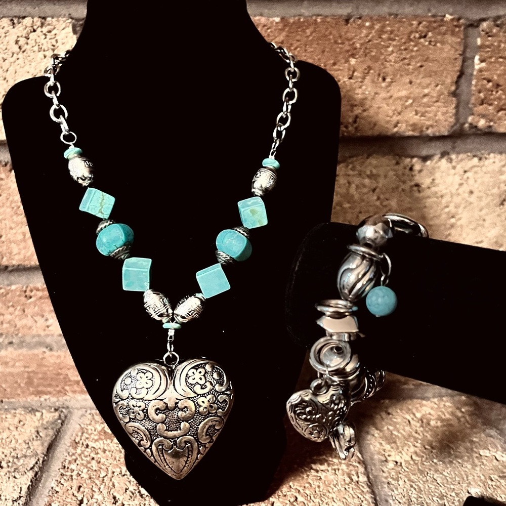 Turquoise necklace and stretch bracelet - Picture 1 of 5